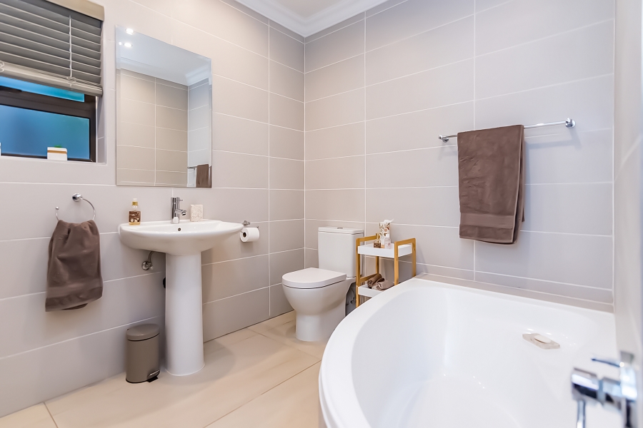 5 Bedroom Property for Sale in Club Milos Estate Free State
